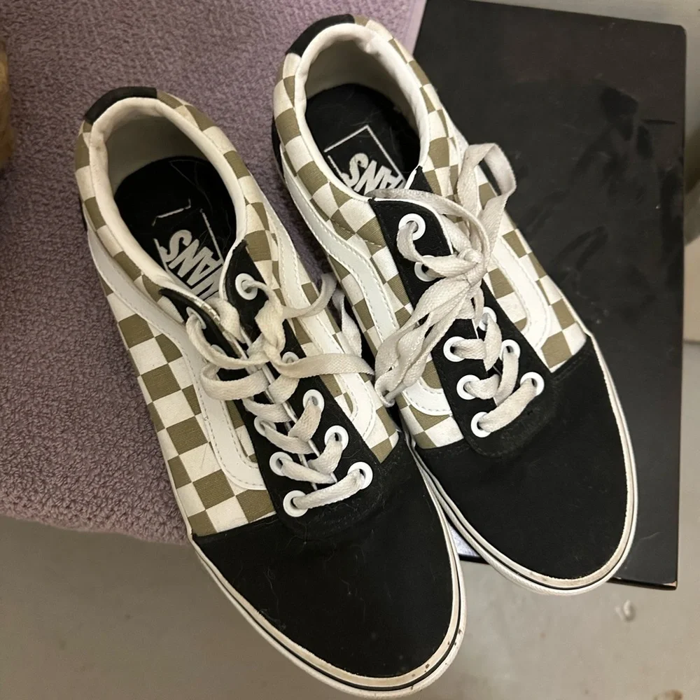Vans - Picture 1 of 4